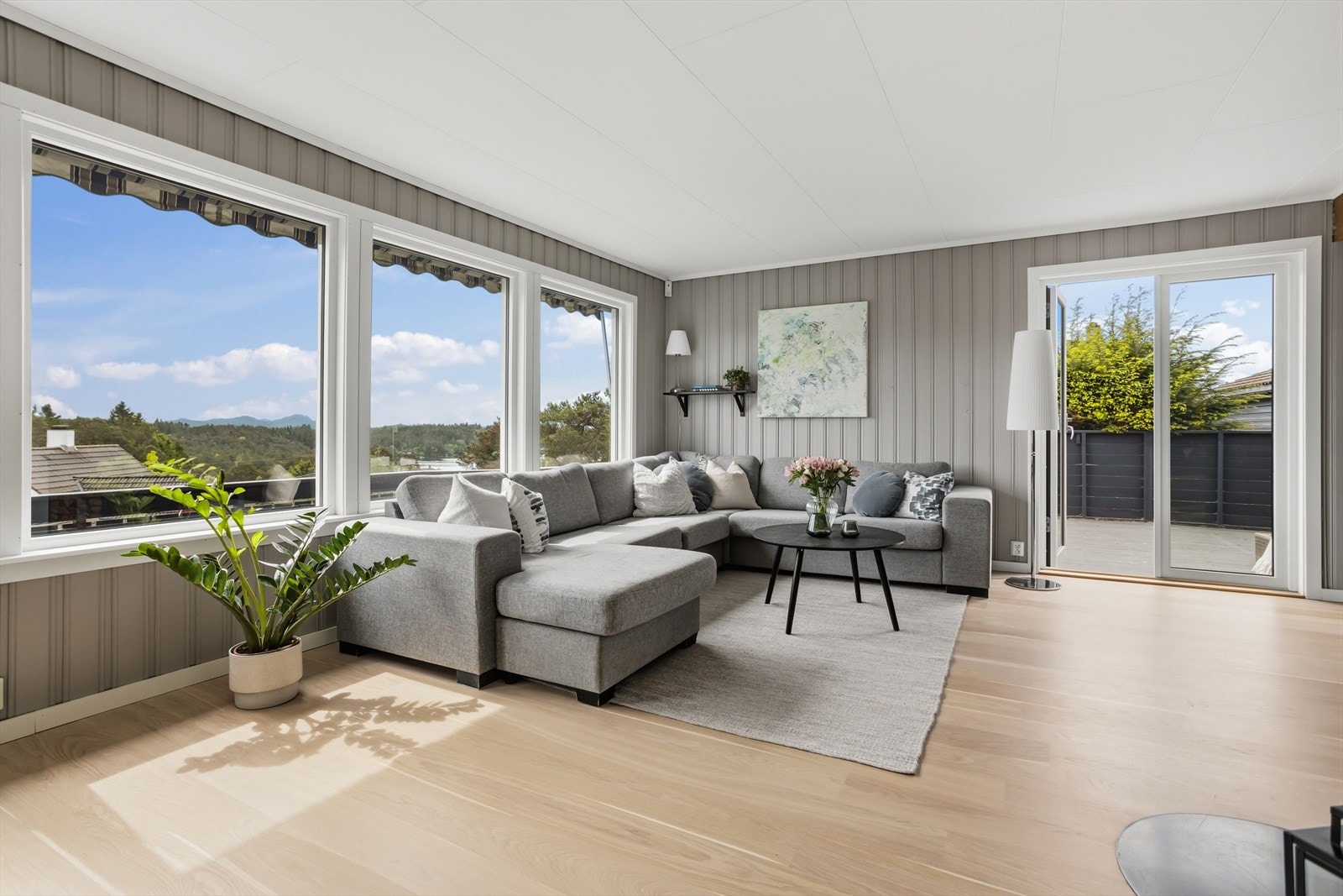 Fra stuen er det direkte utgang til en stor treterrasse på rundt 80m². Galleribilde