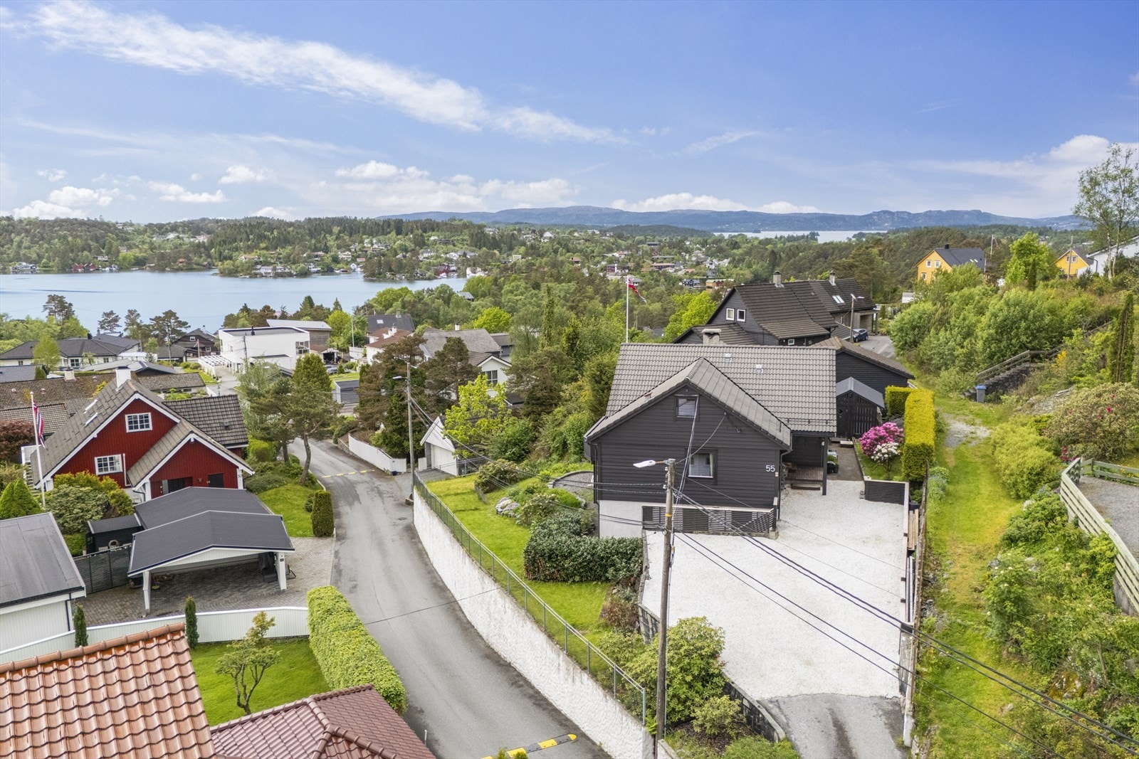 Eiendommen ligger i et etablert boligområde med kort vei til sjøen. Galleribilde