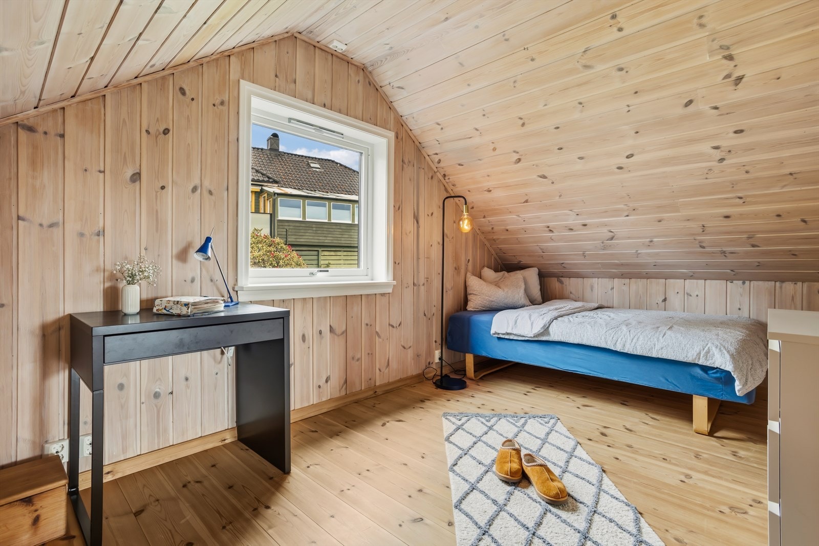 Loftet har to innredede rom i tillegg til stuen. (Ikke godkjent for varig opphold). Brannstige fra denne etasjen. Galleribilde