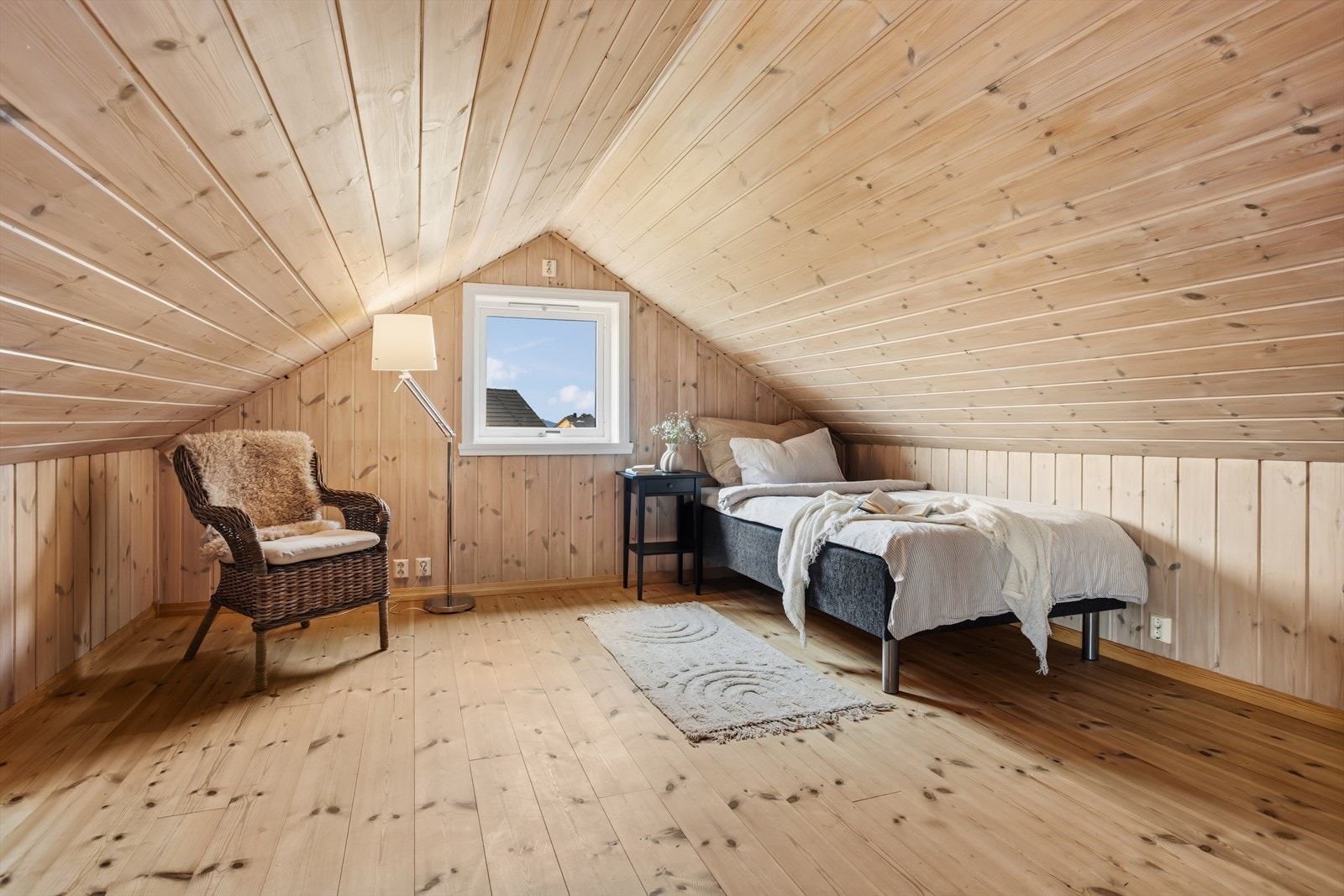 Innredet rom på loftet, ideelt som gjesterom eller lekerom. Takhøyden er målt til ca. 2,08 meter. (Ikke godkjent for varig opphold) Galleribilde