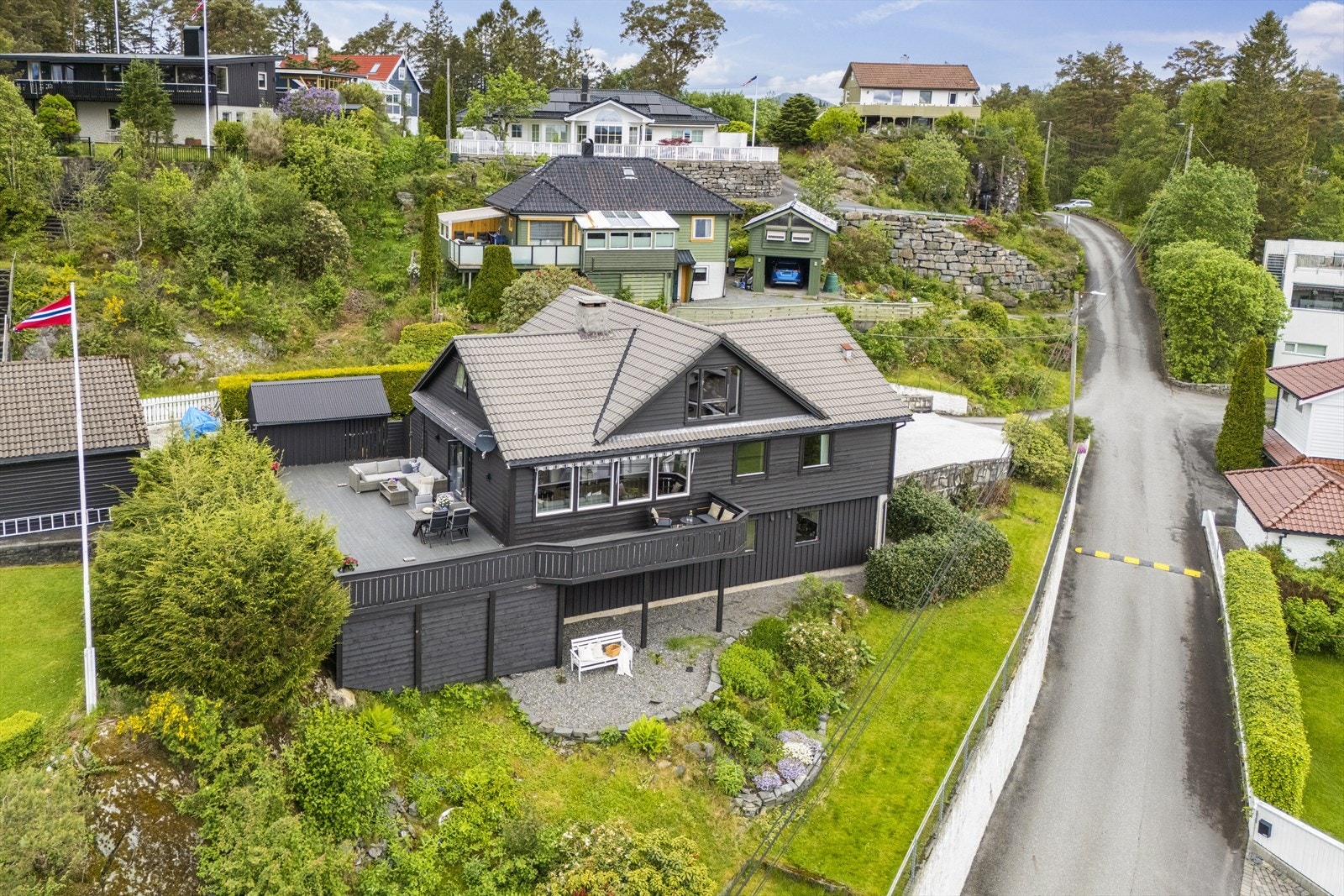 Eiendommen har en fin og høy beliggenhet i Grimseidåsen, et etablert og barnevennlig område i Ytrebygda. Galleribilde