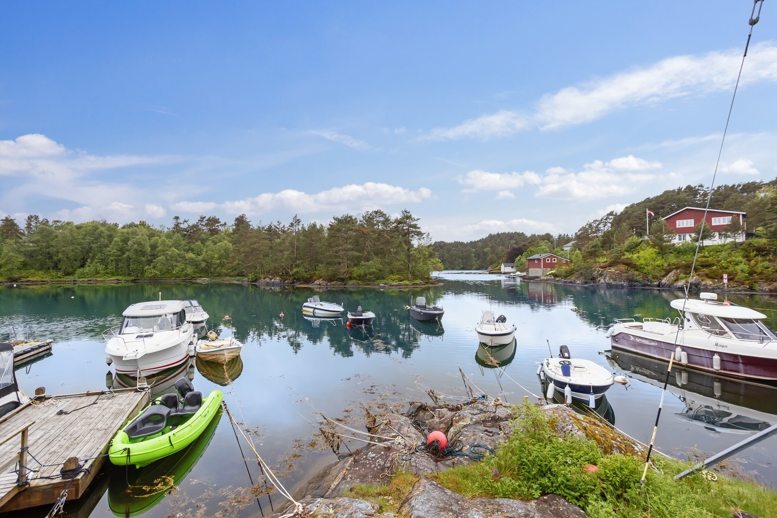 For den som er glad i sjø- og båtlivet er det kort vei ned til sjøen! Galleribilde