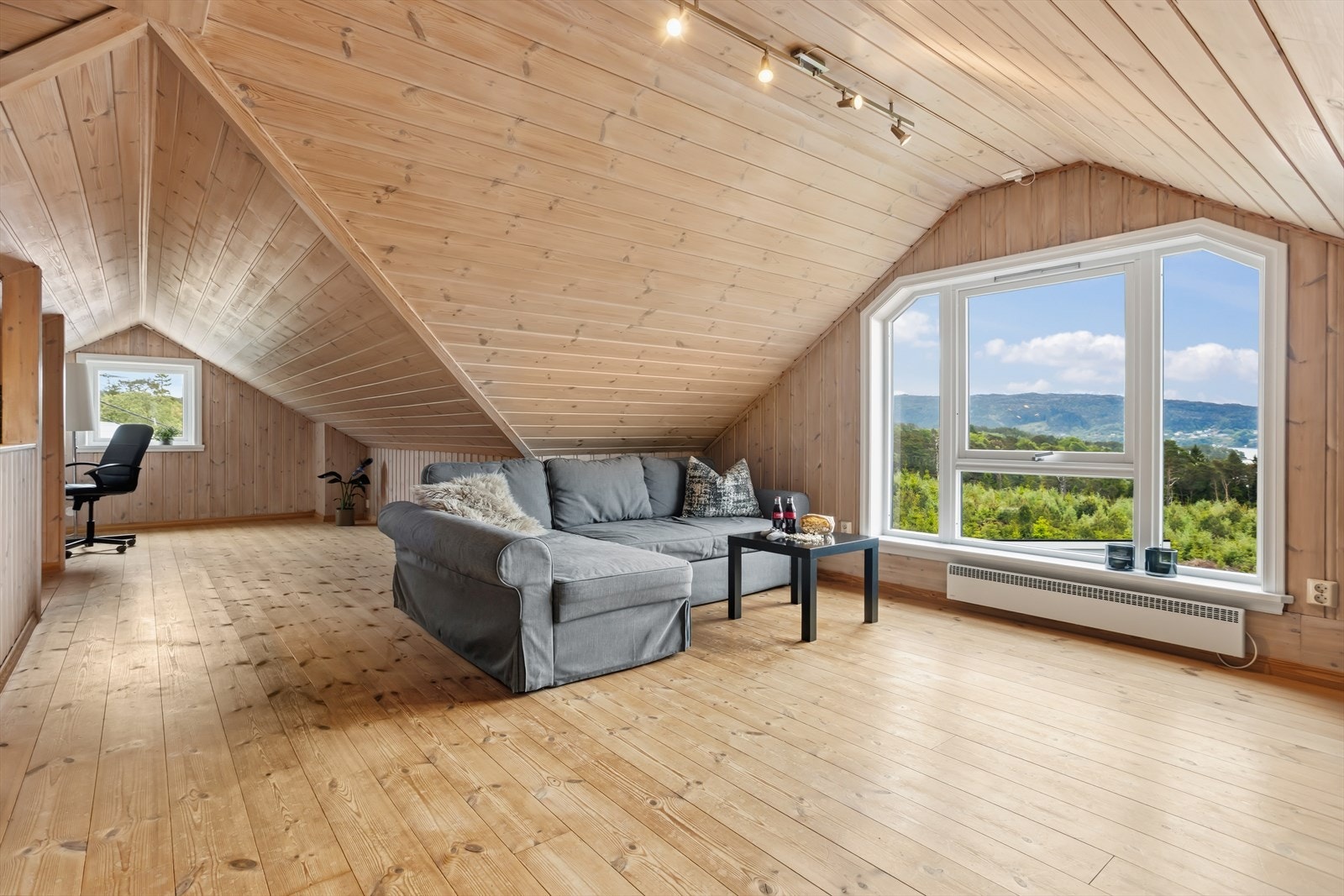 Loftstuen er et lyst og allsidig rom med furubord på gulvet og panel i taket. (Ikke godkjent for varig opphold) Galleribilde