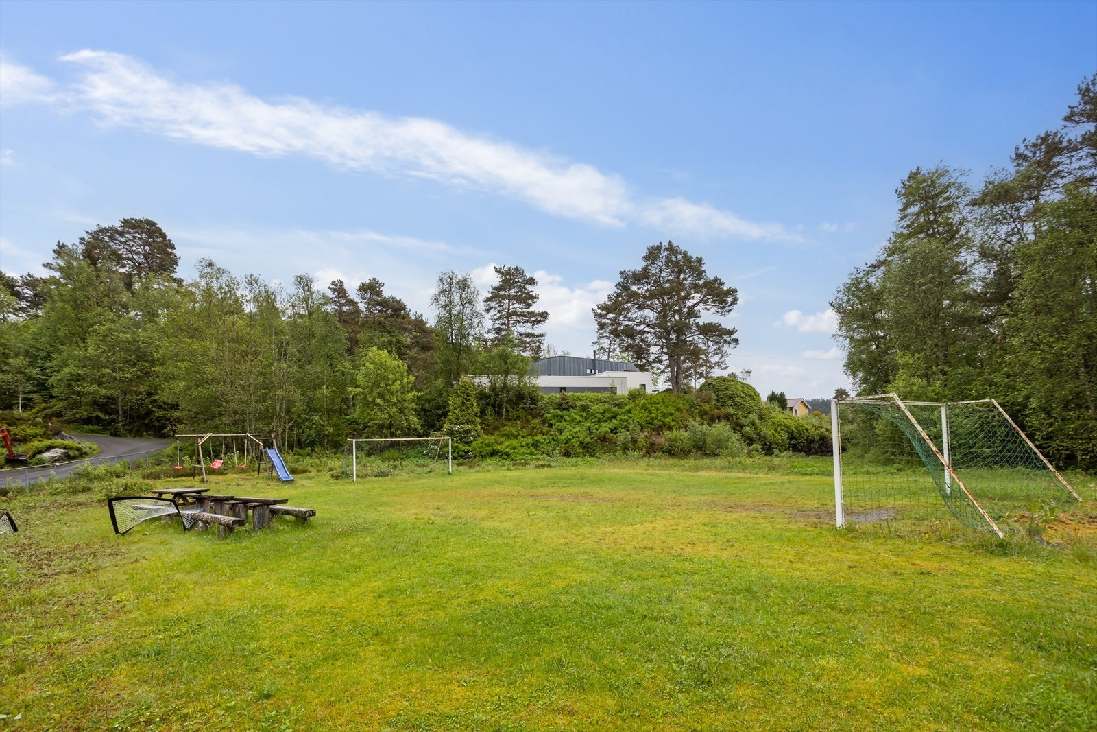 Tilgang til stor gresslette med fotballmål og lekeapparater. Galleribilde