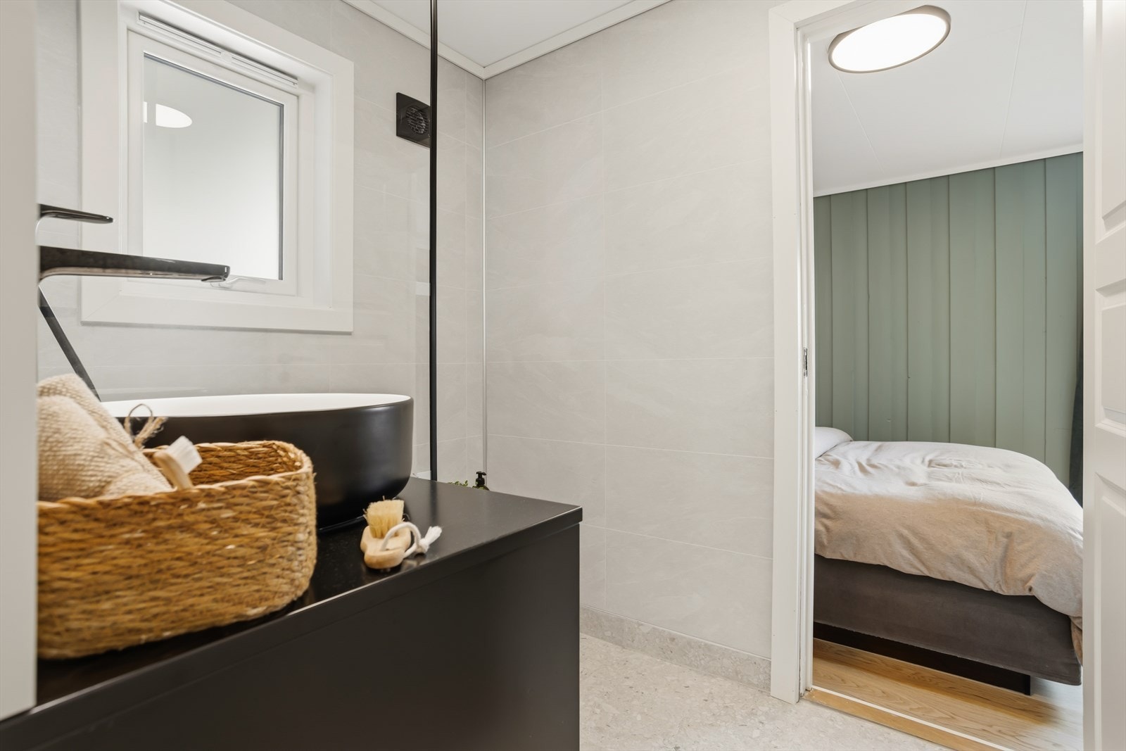 Badet har servant med innredning og en romslig dusjsone. Galleribilde
