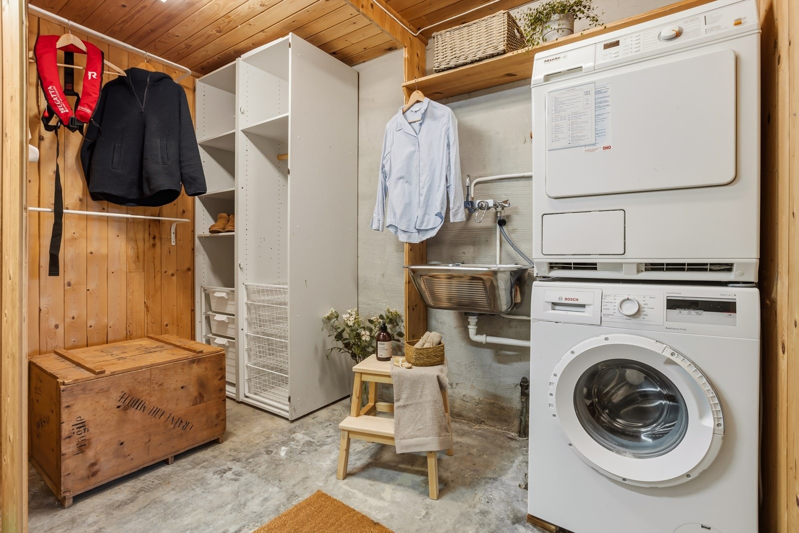 Praktisk vaskerom i underetasjen med betonggulv og opplegg for vaskemaskin. Eldre standard. (Ikke godkjent for varig opphold) Galleribilde