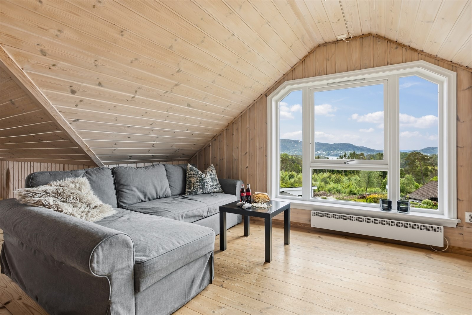 Fra de store vinduene i loftstuen er det flott utsikt over nærområdet og sjøen. Galleribilde