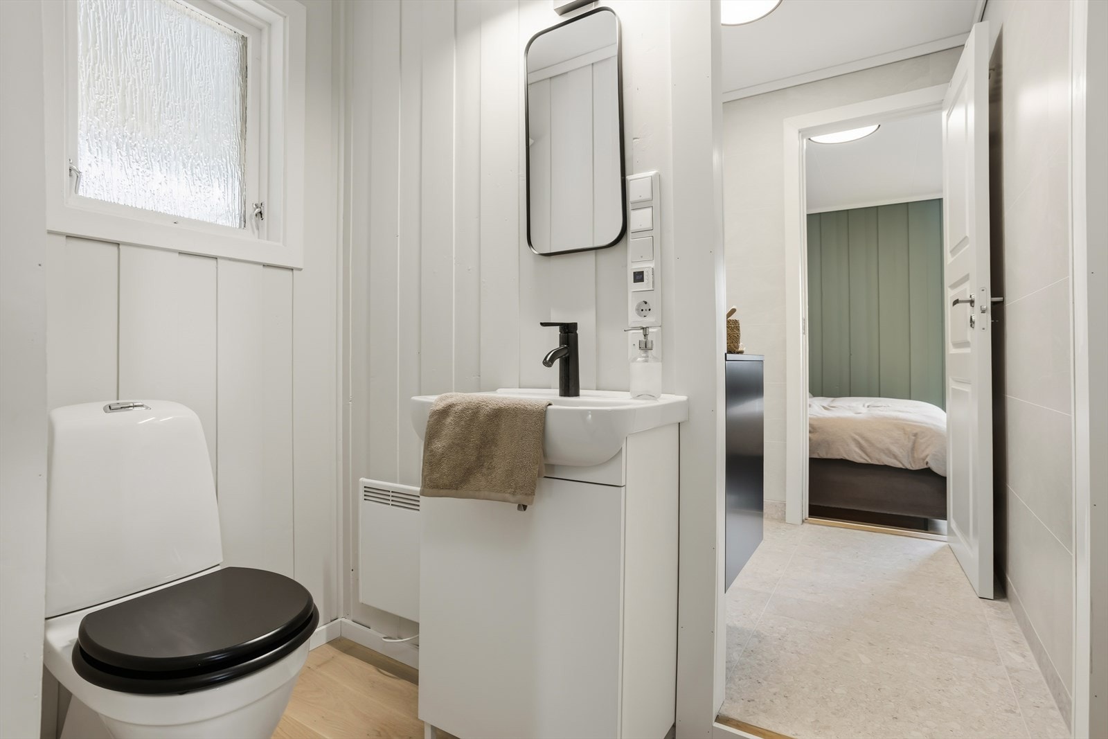 Praktisk, separat toalettrom med servant i tilknytning til gangen. Galleribilde