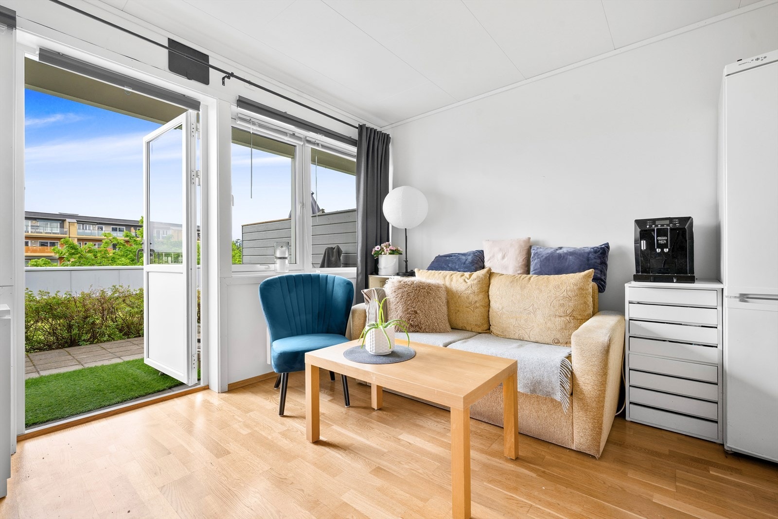 Stuen har store vindusflater og utgang til terrasse. Galleribilde