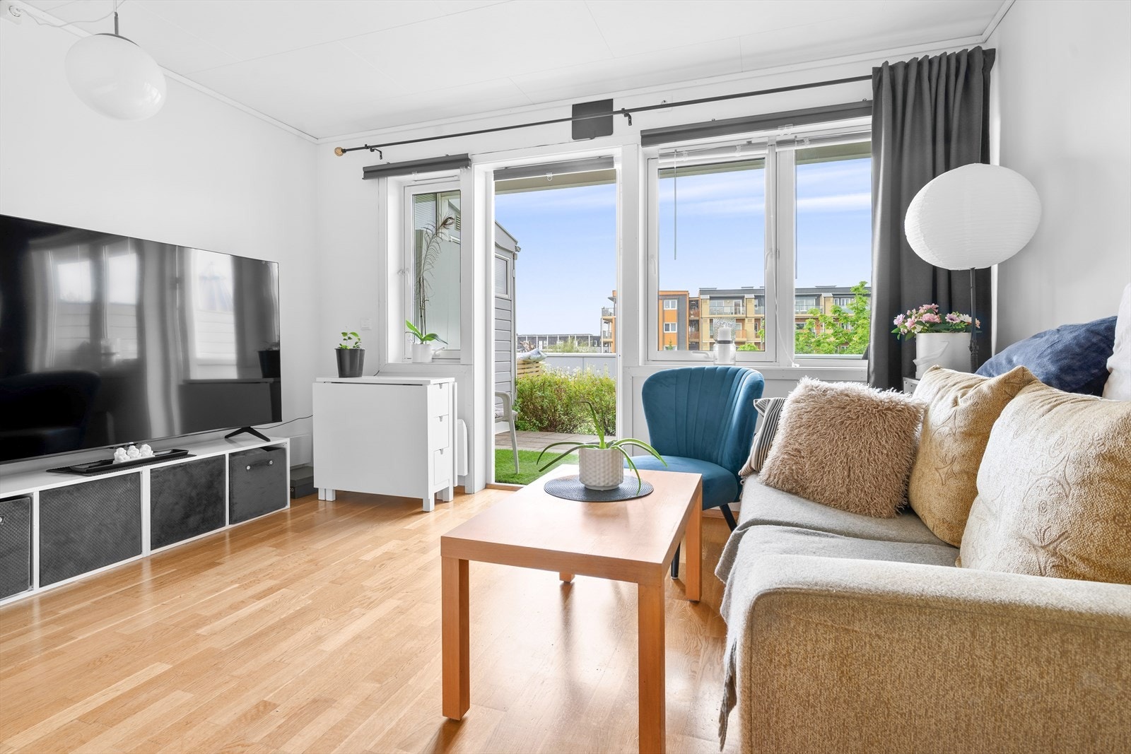 Stuen er lys og har plass til sofagruppe, benk/bord og TV. Galleribilde