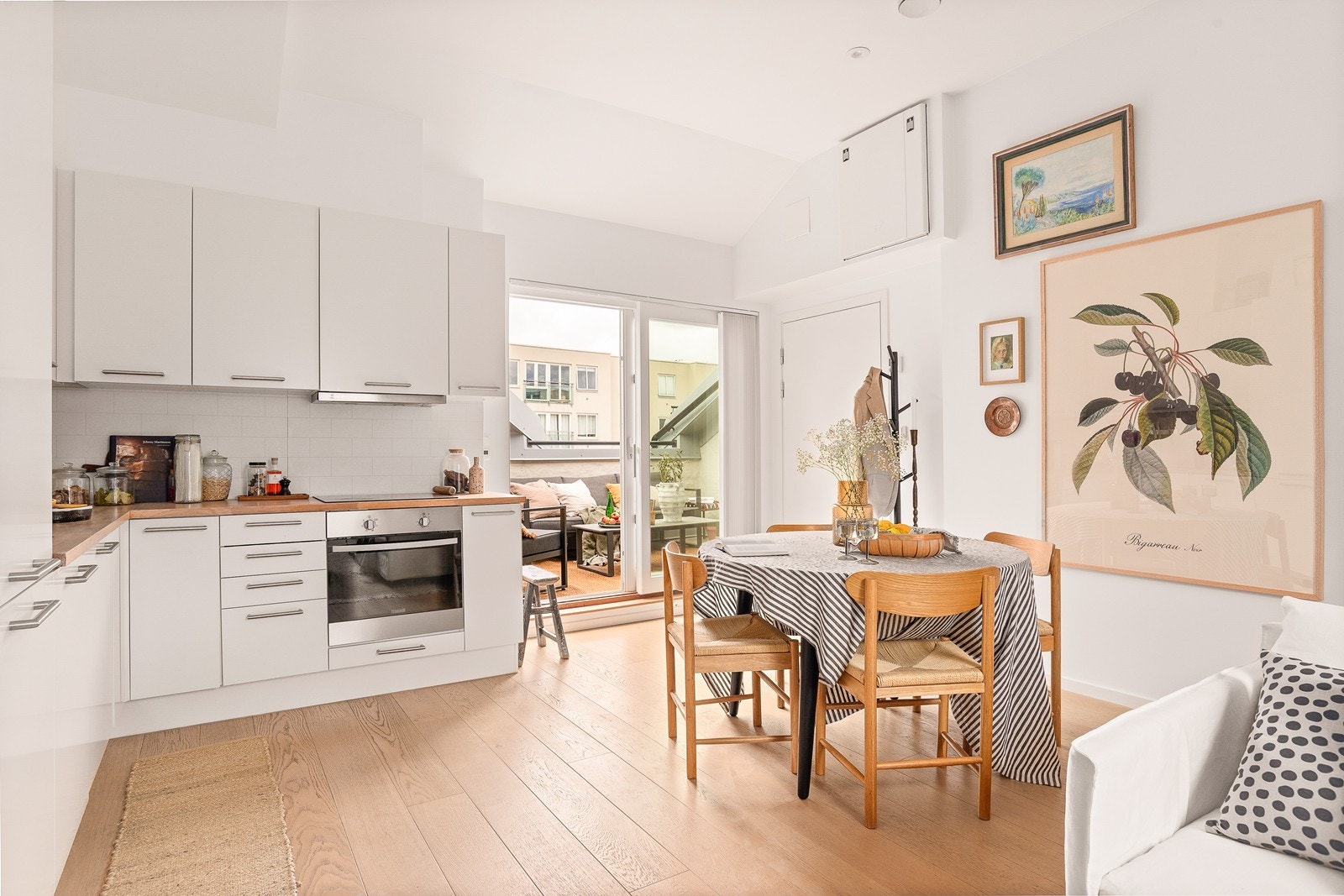 Fra stuen er det direkte utgang til takterrassen via en terrassedør med tolags isolerglass. Galleribilde