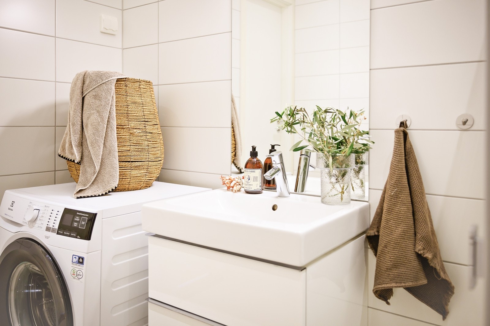 Badet har elektrisk gulvvarme og praktisk opplegg for vaskemaskin. Galleribilde