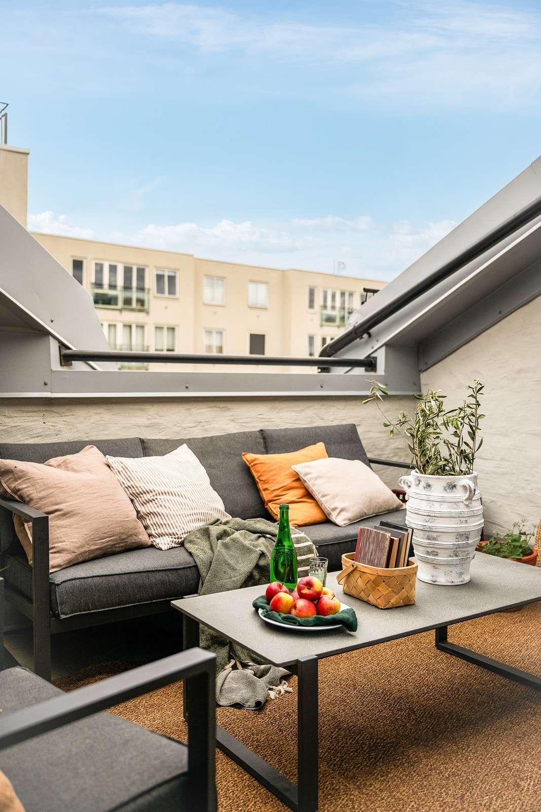 Her er det god plass til både sittegruppe og grill. Galleribilde
