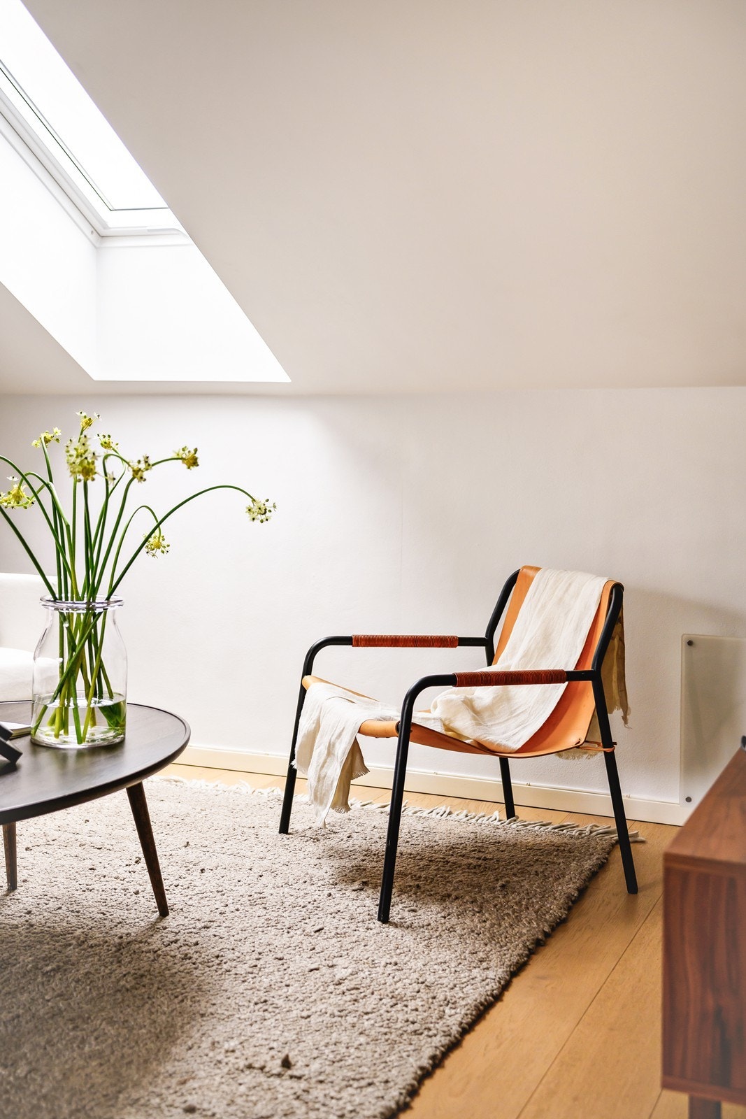 Vegger og himling har sparklet og malte plater, som gir et rent og helhetlig uttrykk. Galleribilde