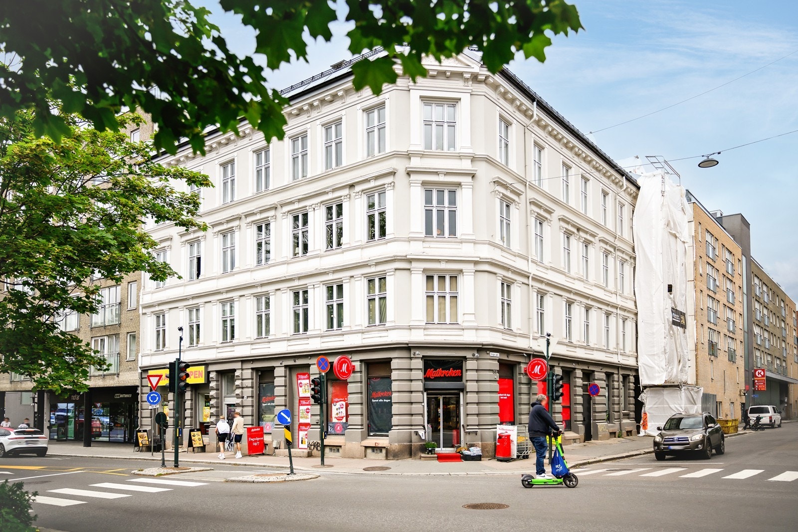 Leiligheten ligger sentralt til på Ila, med Kiellands Hus kjøpesenter som nærmeste nabo. Galleribilde