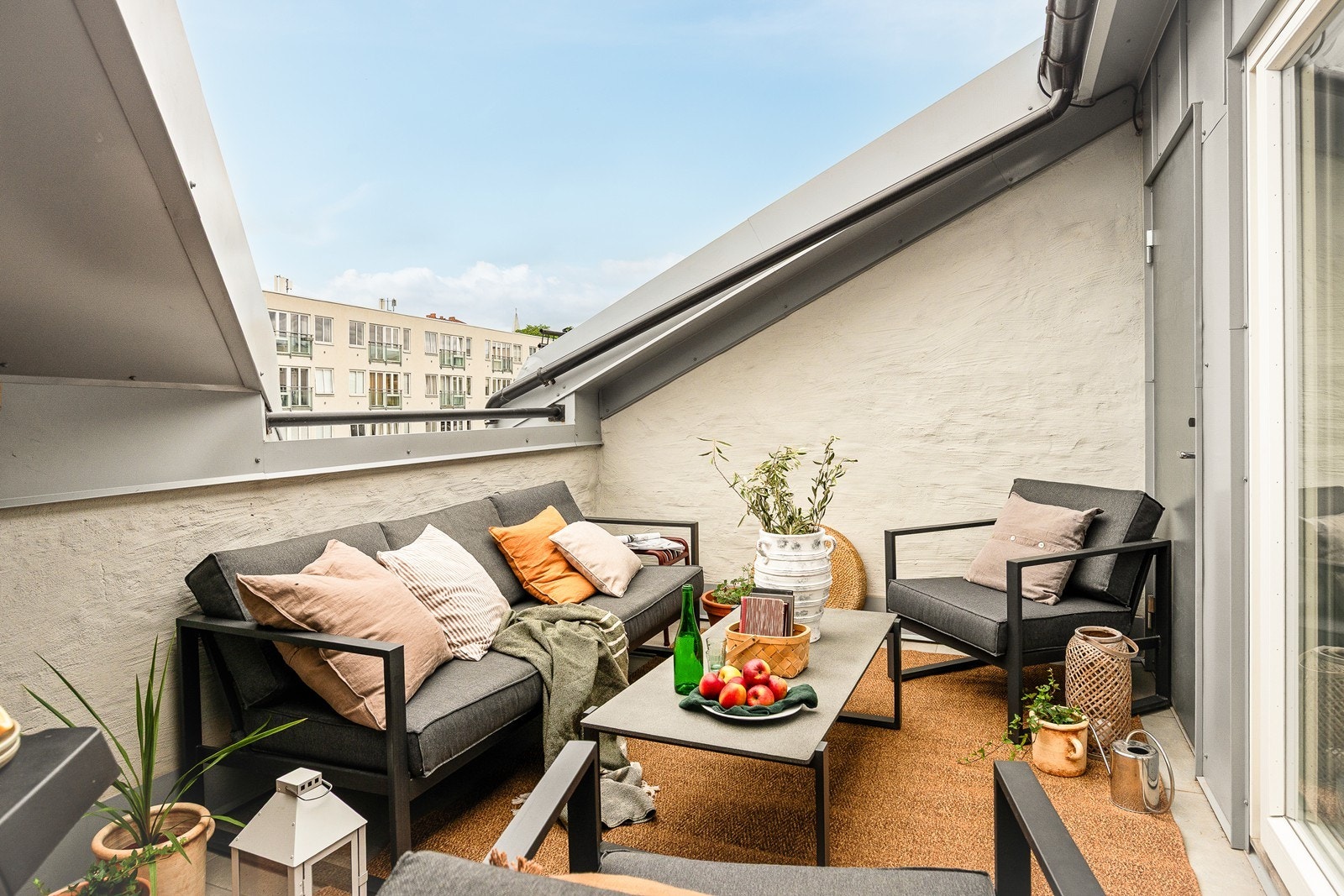 En moderne, toppleilighet med høy standard og en private takterrassen på 11 m² er vestvendt mot en rolig bakgård og har gode solforhold. Galleribilde