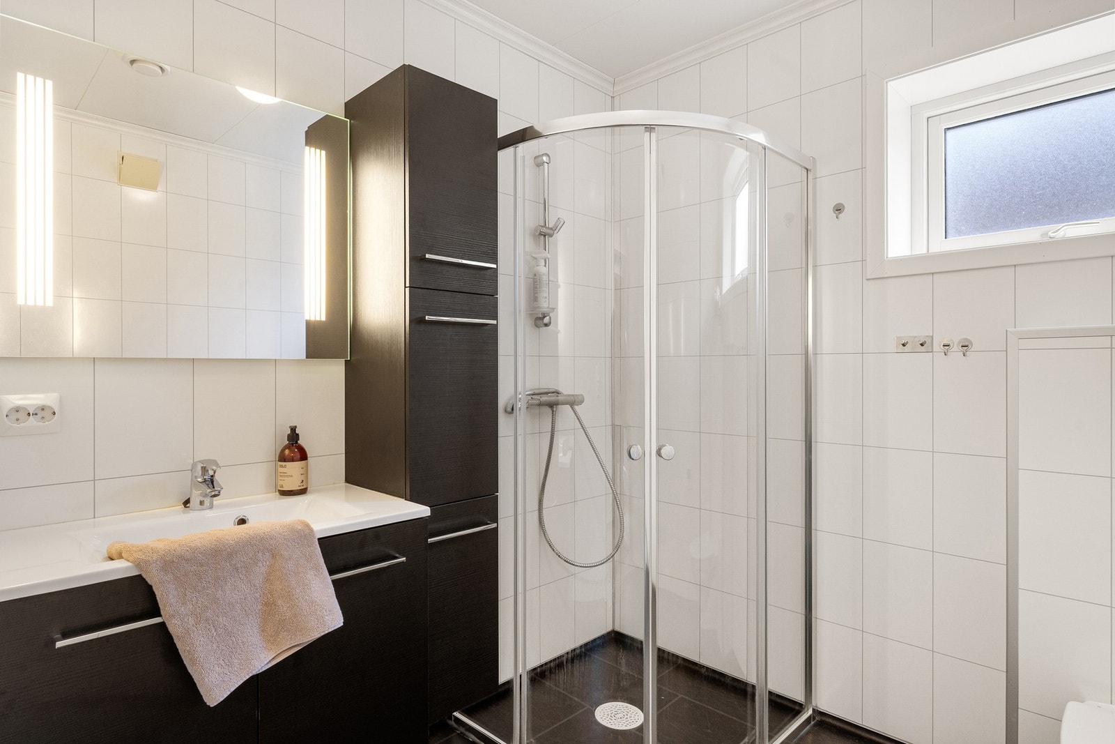 Badet i kjelleren har også belegg på gulv og våtromsplater på veggene. Galleribilde