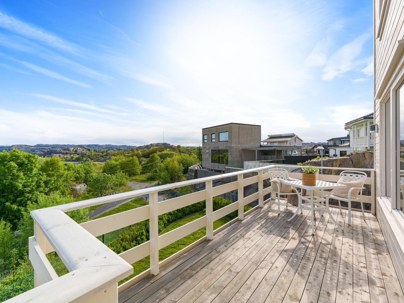 Fra stuen har man utgang til boligens terrasse. Galleribilde