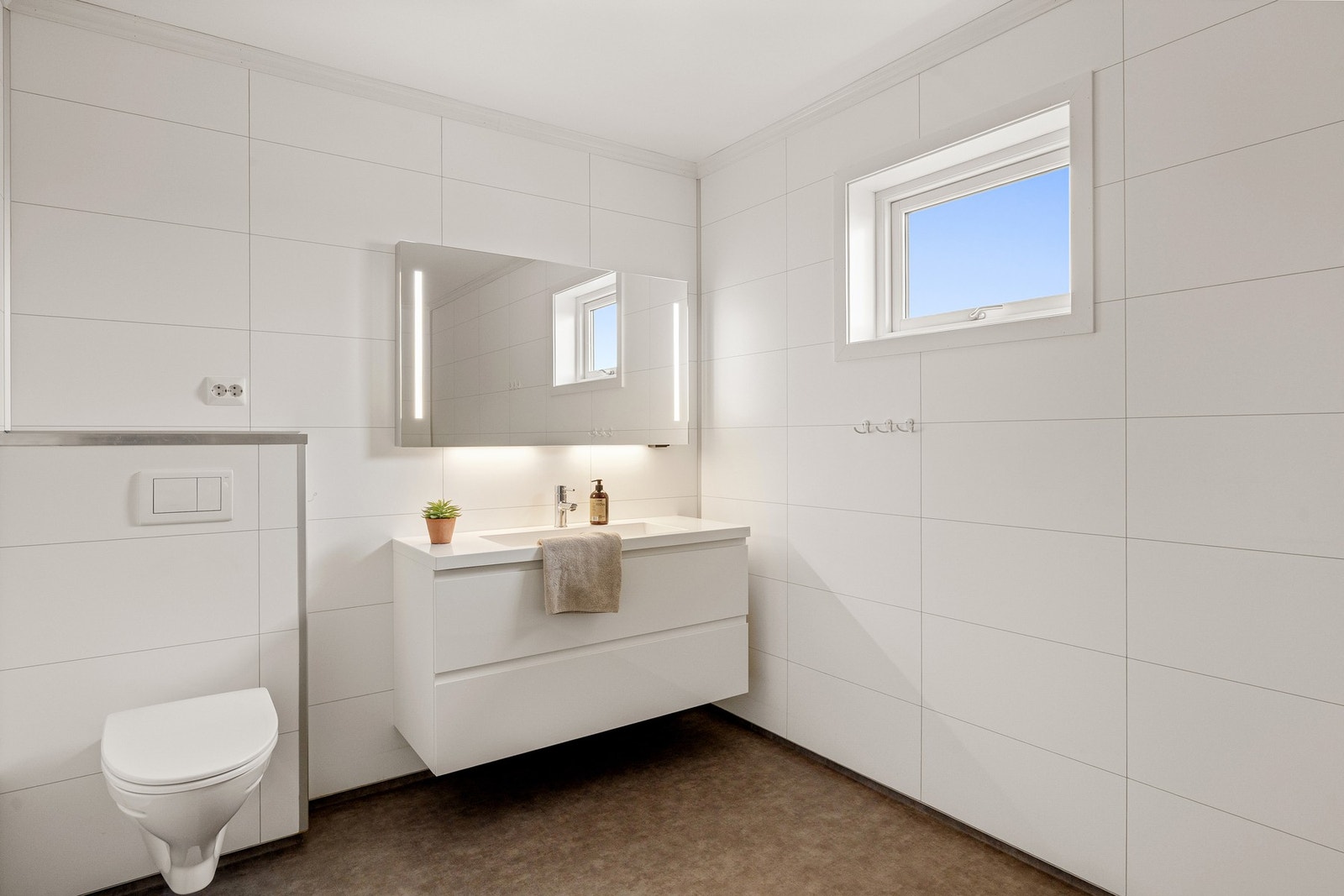 Badet i 2. etasje har belegg på gulv og våtromsplater på veggene. Rommet er utstyrt med elektrisk gulvvarme. Galleribilde