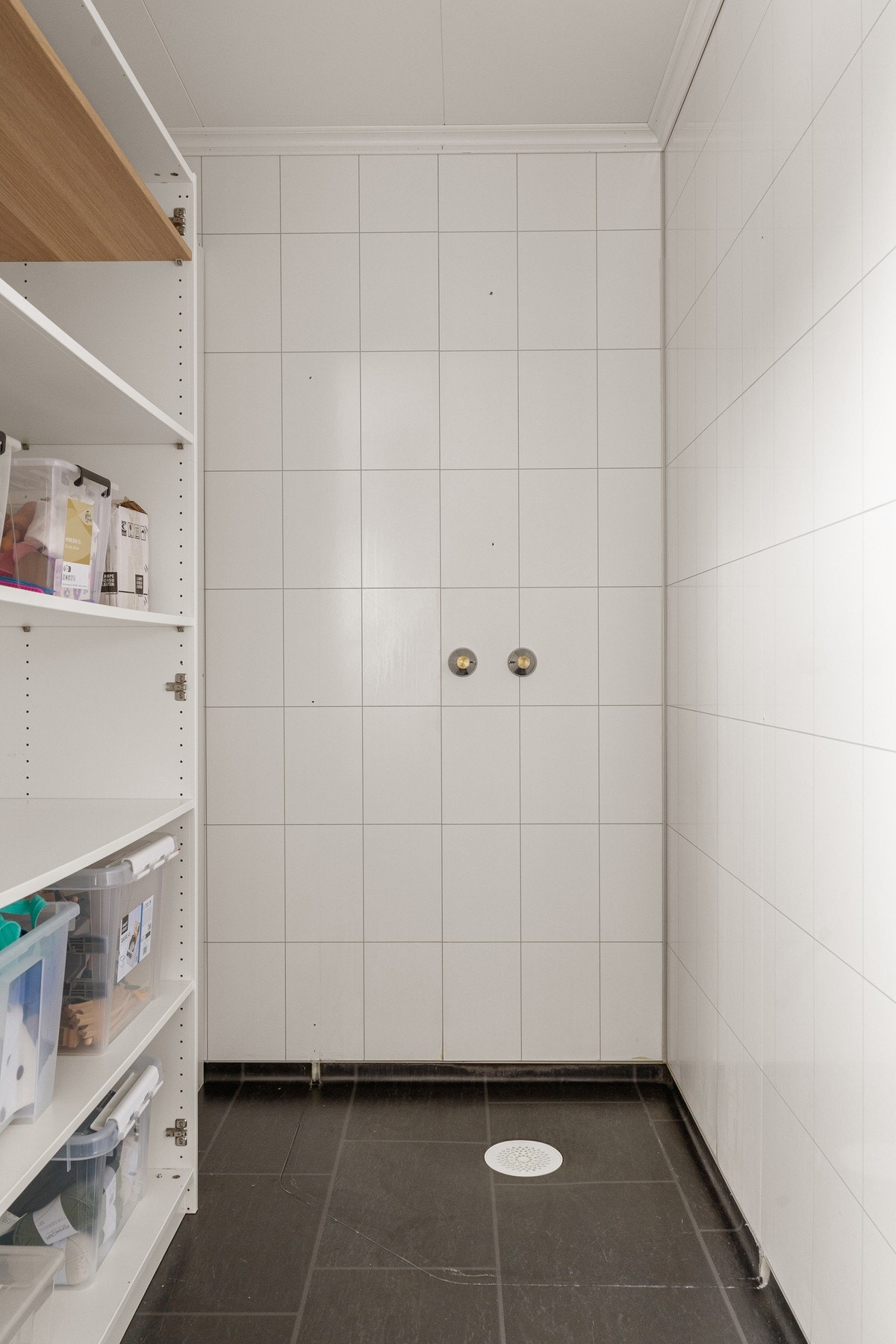Der er avsatt plass med mulighet for etablering av dusj. Den delen av badet benyttes i dag til oppbevaring. Galleribilde
