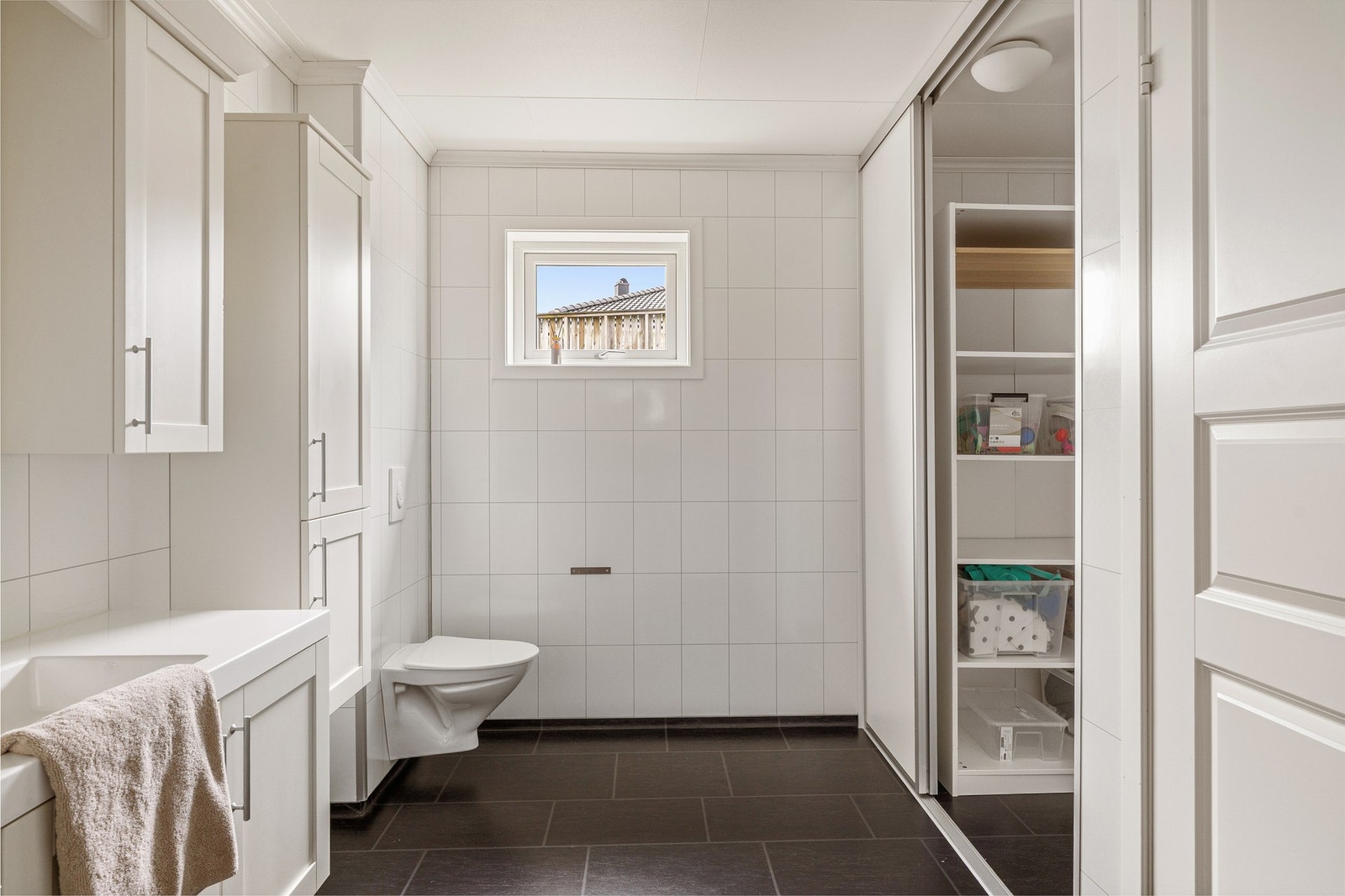 Badet i 1. etasje har et praktisk og lettstelt uttrykk med belegg på gulv og våtromsplater på veggene. Galleribilde