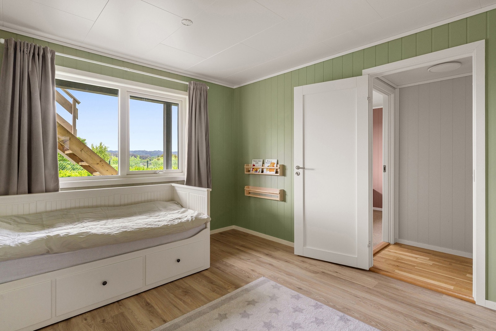 Soverom med praktisk utforming og plass til både lek og hvile. Galleribilde