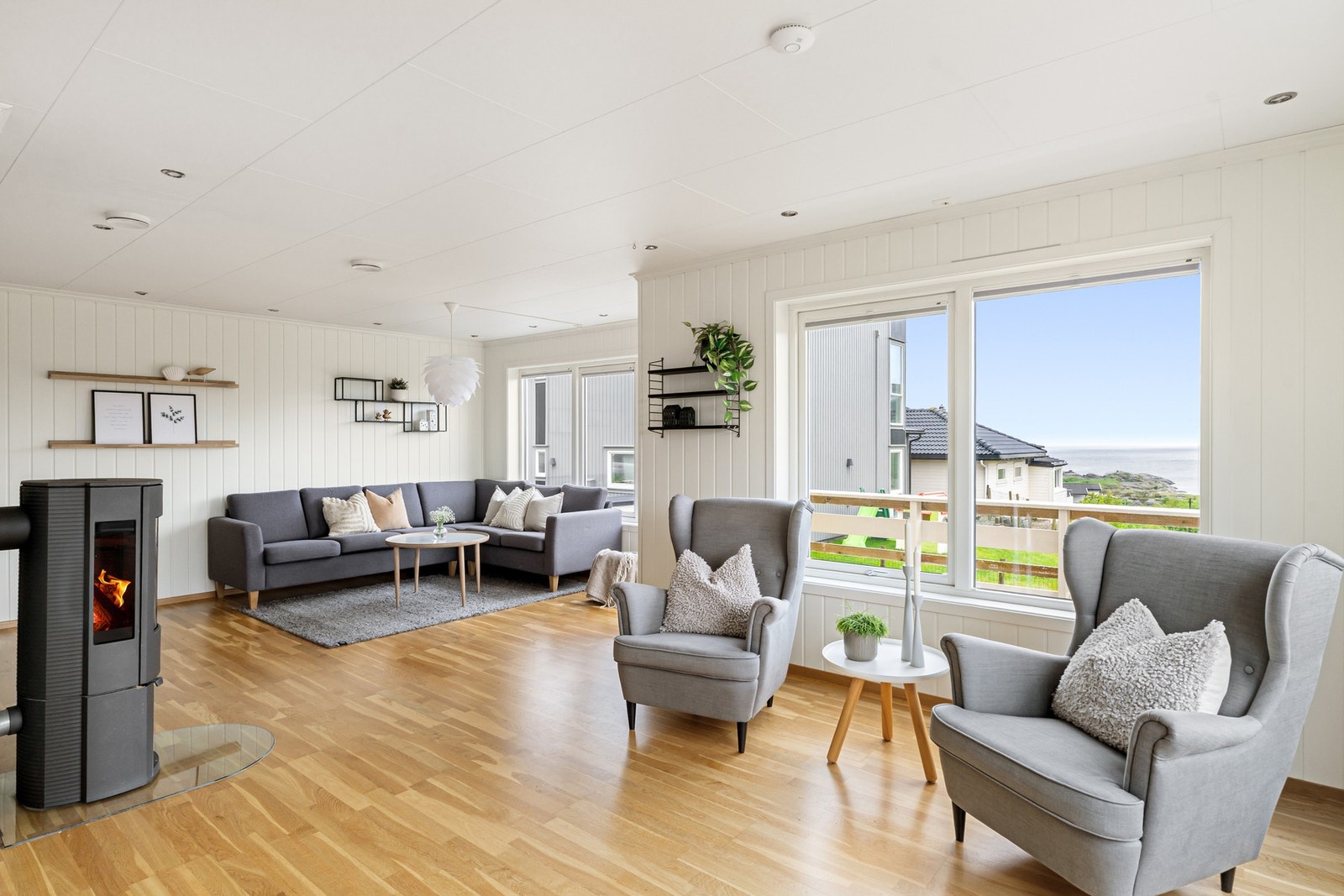 Stuen og kjøkkenet ligger i en delvis åpen lønsning. Galleribilde