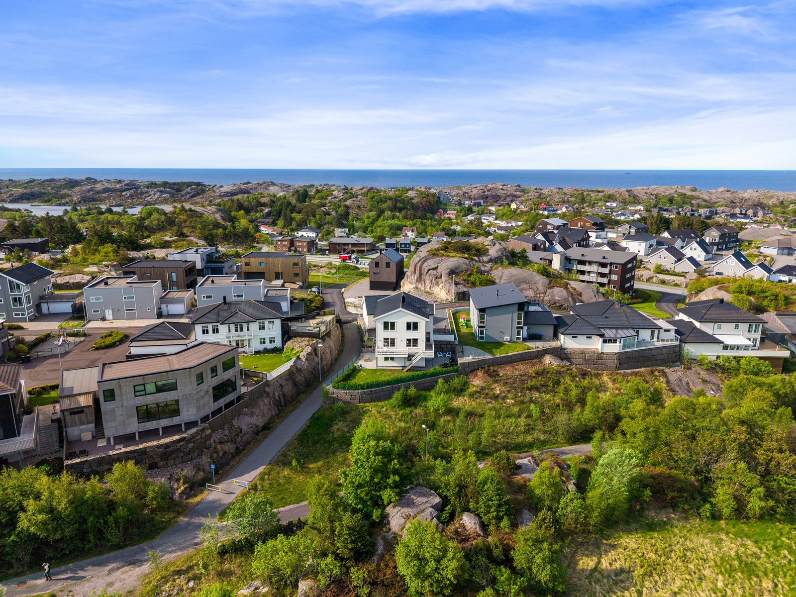 Skoratuå 16 ligger i et populært og barnevennlig område på Sirevåg. Galleribilde