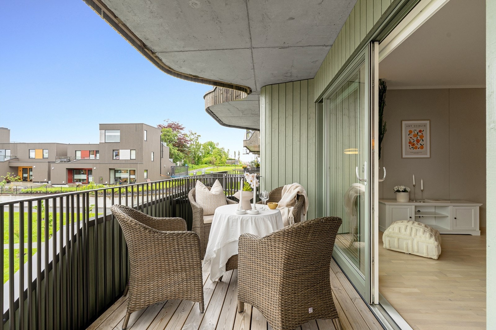 - Store skyvedører i glass skaper en behagelig overgang fra stuen til uteplassen - Galleribilde