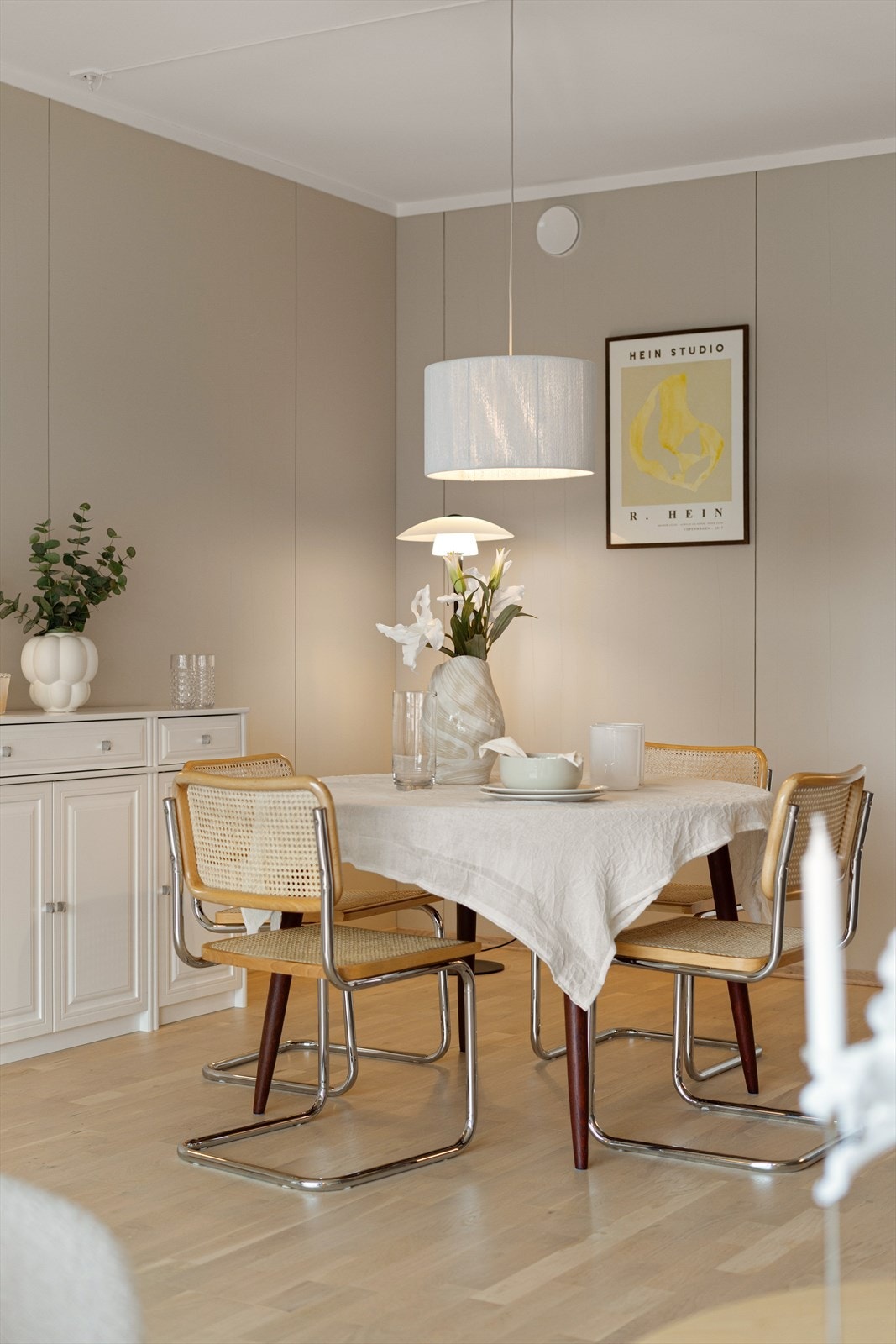 - Flott lys parkett på gulvet i hele leiligheten, utenom bad som er flislagt- Galleribilde