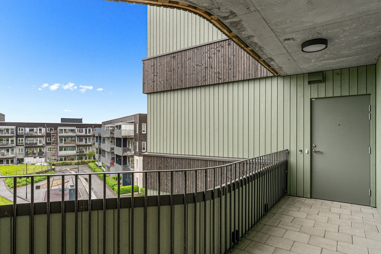 - Adkomst til boligen skjer via heisen. og videre til en romslig svalgang med tak over hodet hele veien - Galleribilde