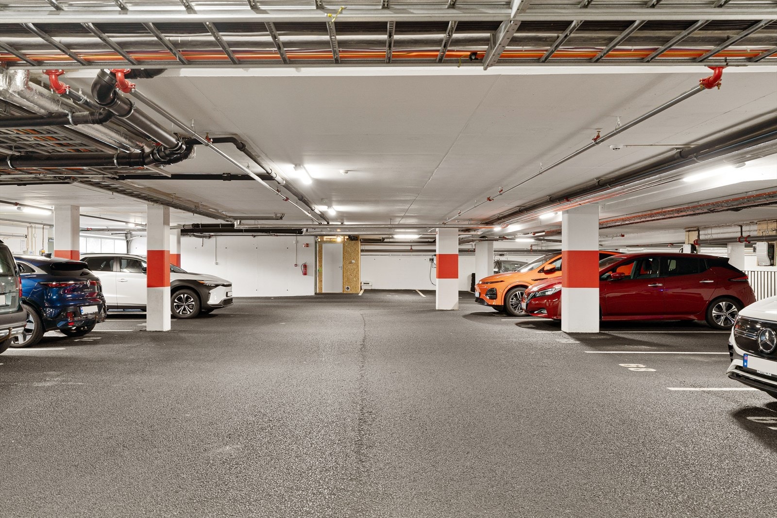 - Fast parkering i garasje med elbillader. Her kan du gå rett inn i heisen og komme deg rett opp til 3. etasje - Galleribilde