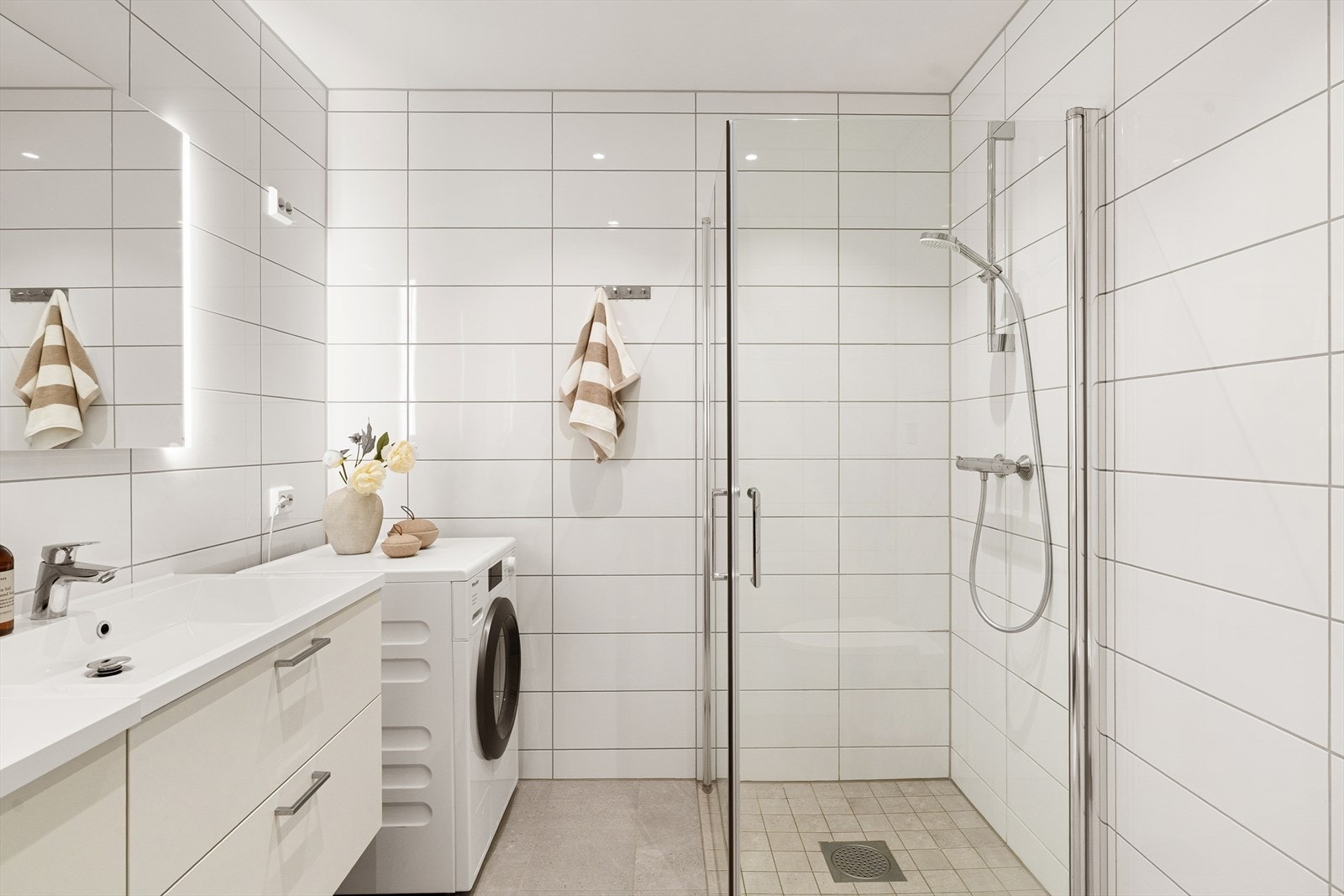 - Badet er utstyrt med dusjhjørne i glass, moderne armaturer og en funksjonell planløsning - Galleribilde