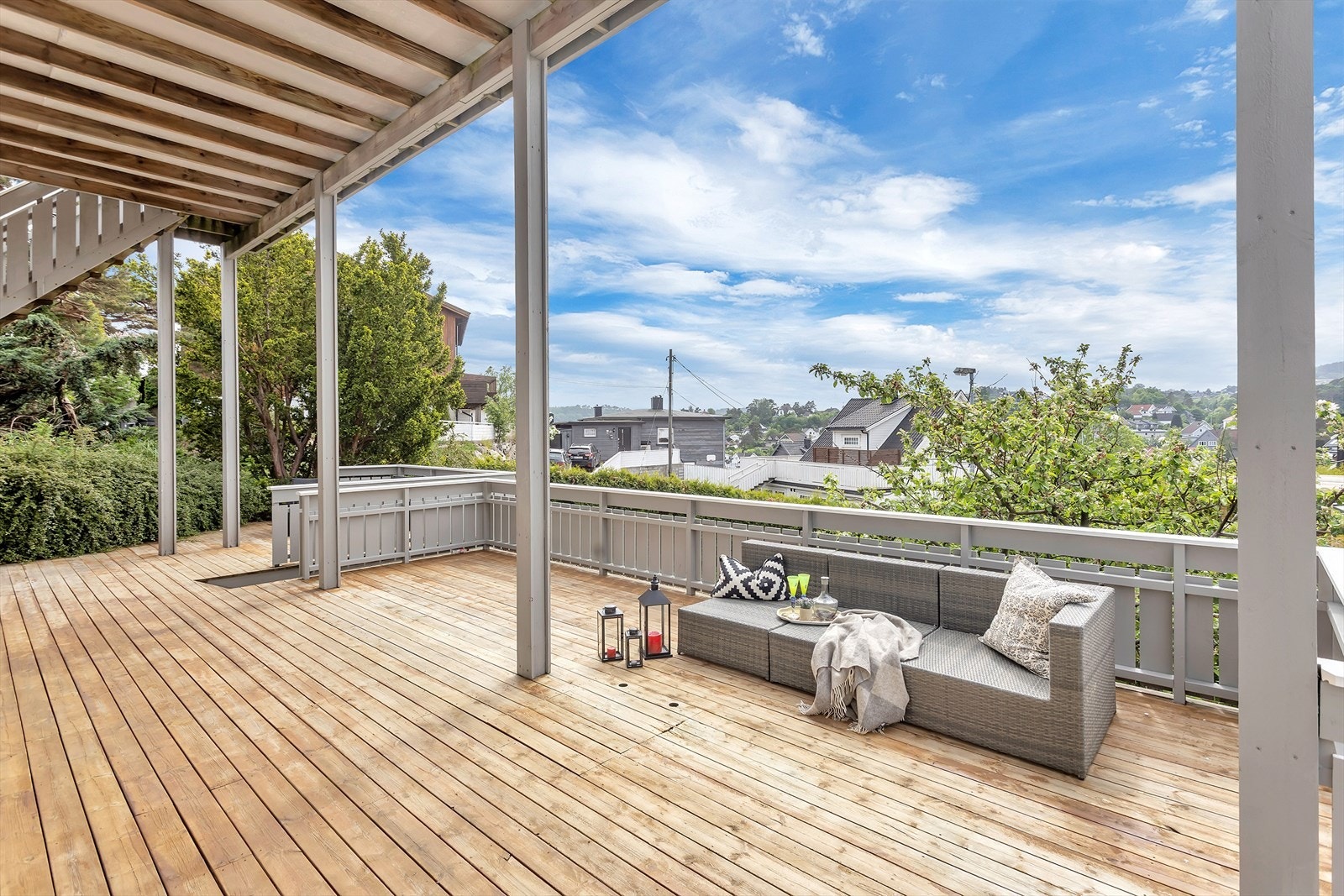 Den romslige terrassen har plass til flere sittegrupper og er delvis overbygget av verandaen ovenfor. Galleribilde