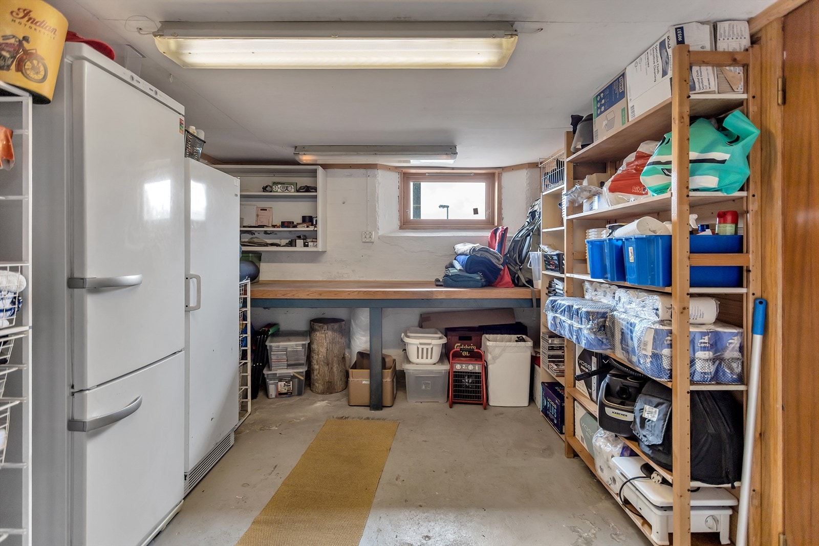 Kjelleren byr på flere boder med god lagringskapasitet og gulv av betong. Galleribilde