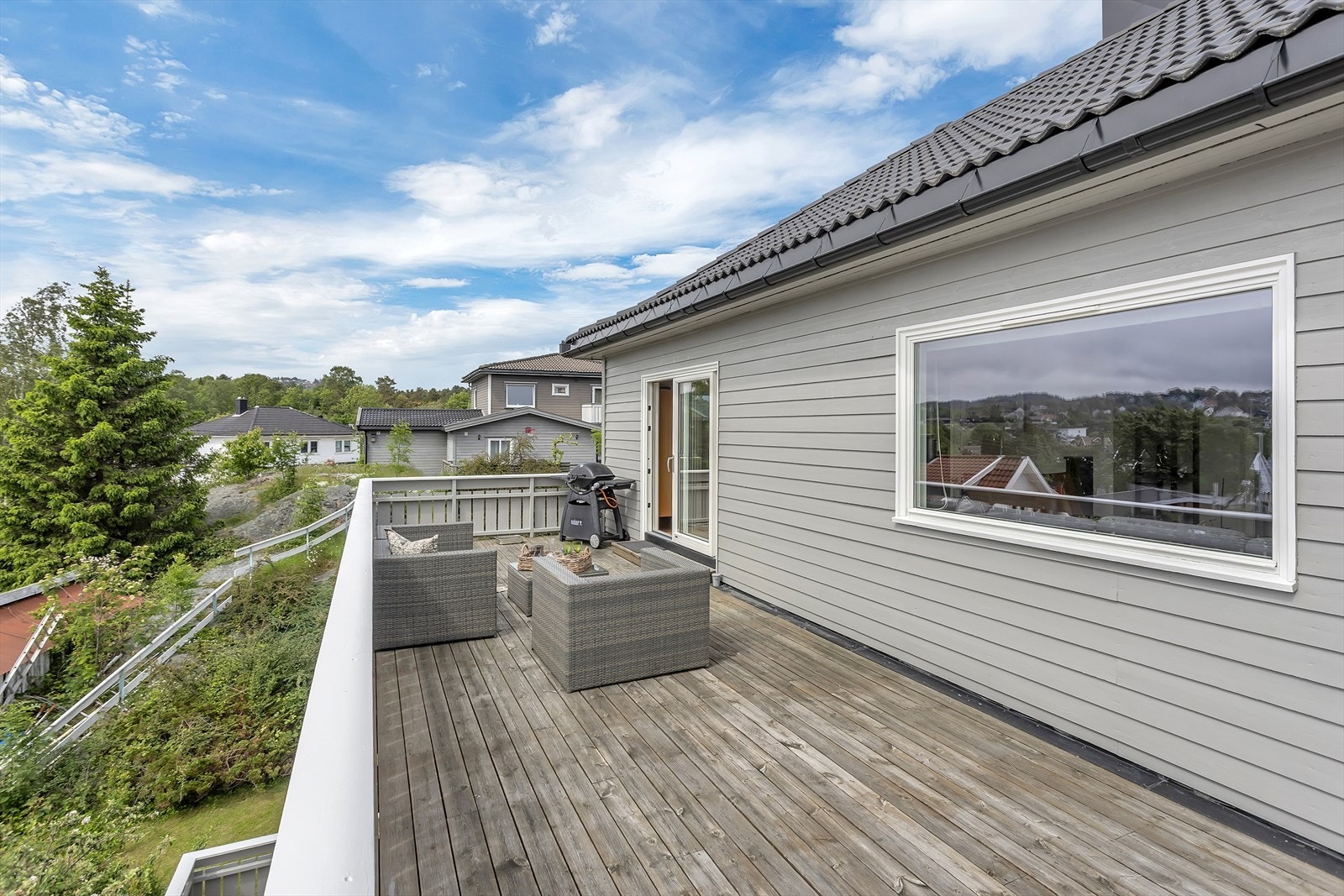 Verandaen ble utvidet i 2008 og har dekke av terrassebord og rekkverk av tre. Galleribilde