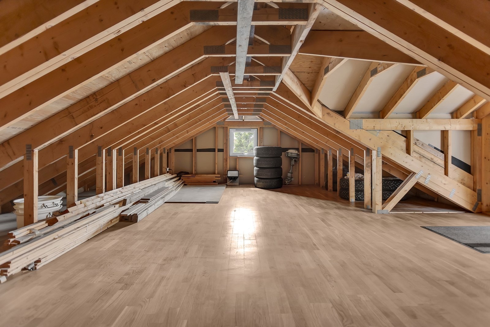 Over garasjen er det et stort lagringsloft med et gulvareal på ca 36 m². Galleribilde