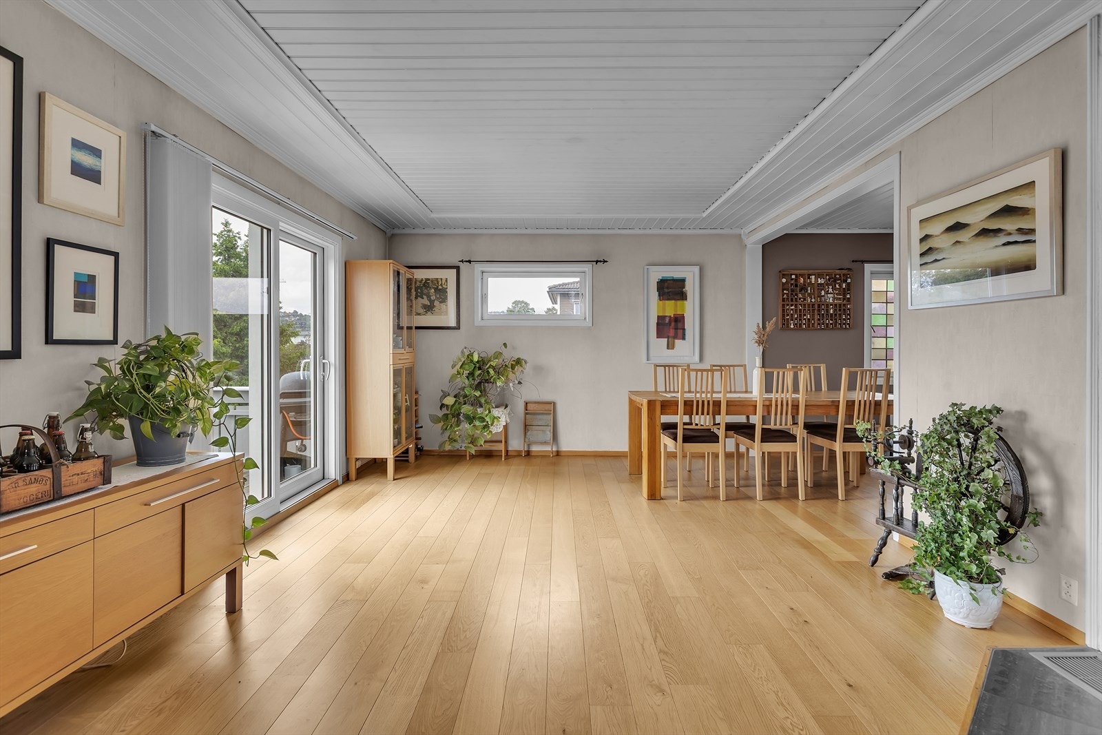 I andre etasje er det en romslig stue med plass til både sofagruppe og spisebord. Galleribilde