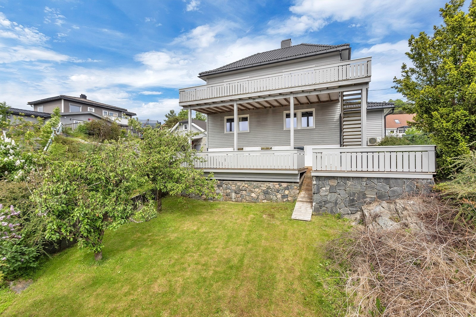 Eiendommen ligger på en pent opparbeidet, skrånende tomt med idyllisk hage og flere solfylte uteplasser. Galleribilde