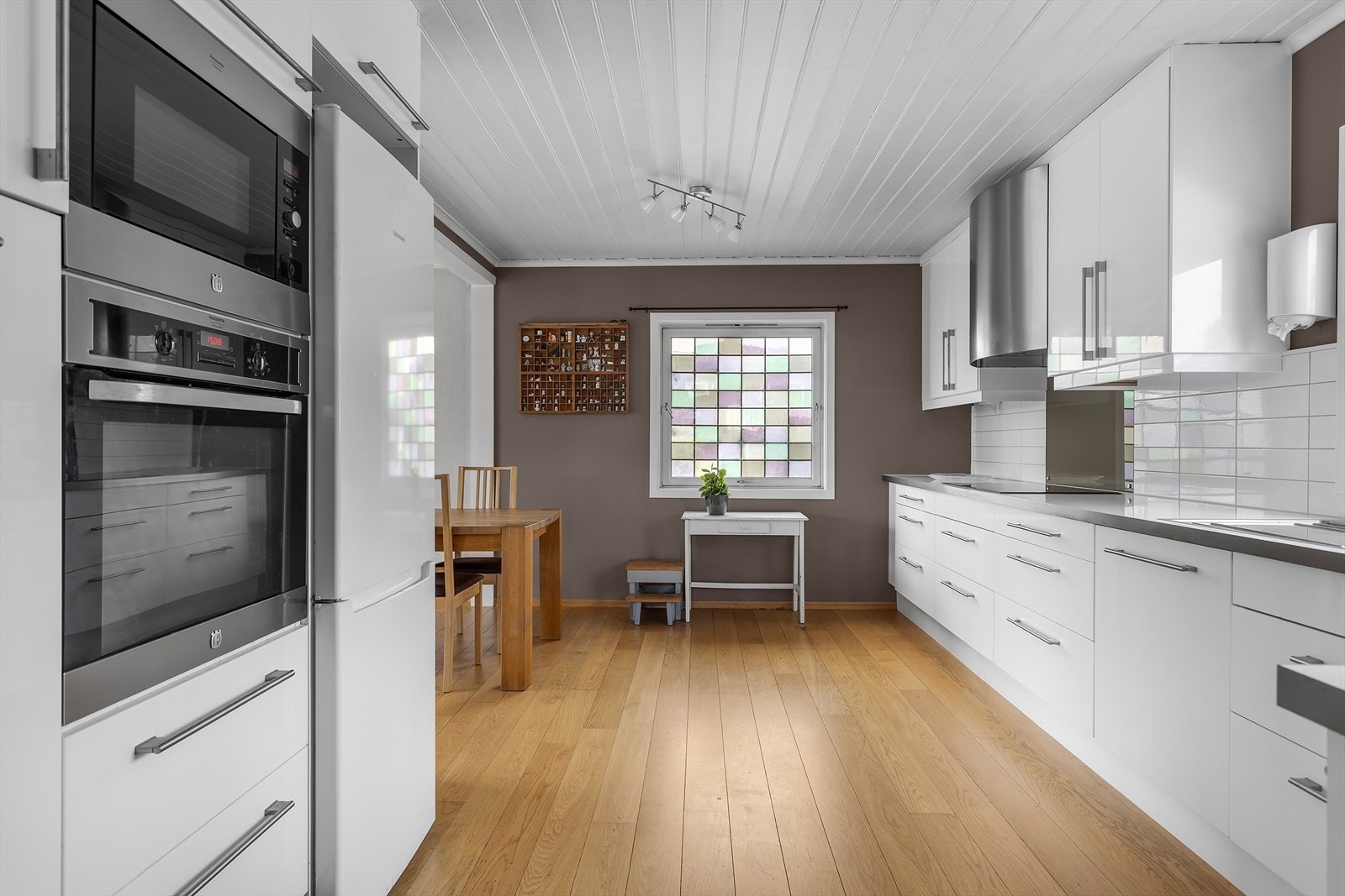 Kjøkkenet har godt med benkeplass og en kjøkkenventilator med avtrekk ut. Galleribilde