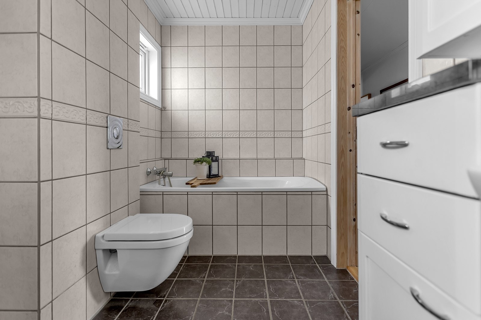 Badet i første etasje ble rehabilitert i 2004 og har flislagt gulv med gulvvarme, vegghengt toalett og badekar. Galleribilde