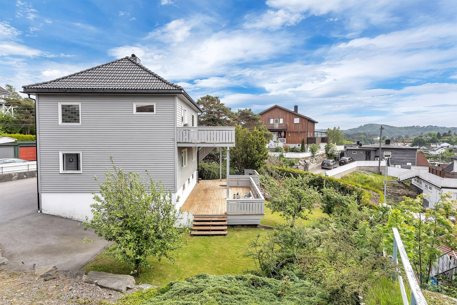 Enebolig med totalt 86 m² terrasse- og balkongareal fordelt over to plan. Galleribilde