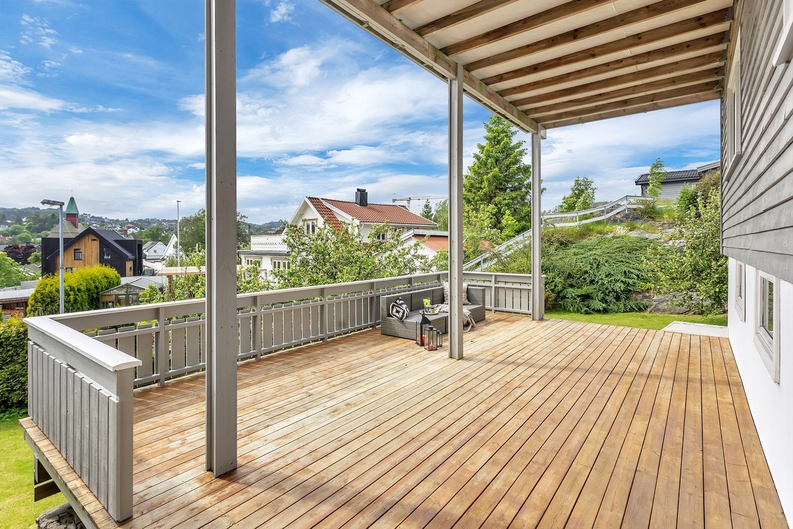 Stor terrasse på 55 m² etablert på terreng, med god plass til utemøbler. Galleribilde