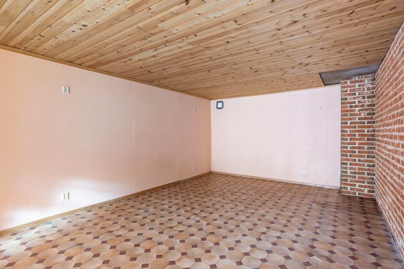 Rommet har belegg på gulvet og vegger med tapet. Galleribilde