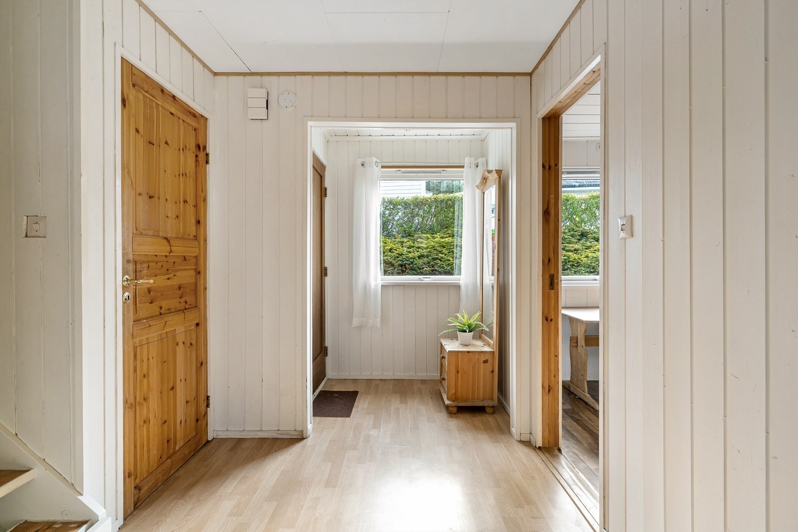 Entréen har laminat på gulvet og vegger med trepanel. Herfra er det adkomst til stuen og trapp til de øvrige etasjene. Galleribilde
