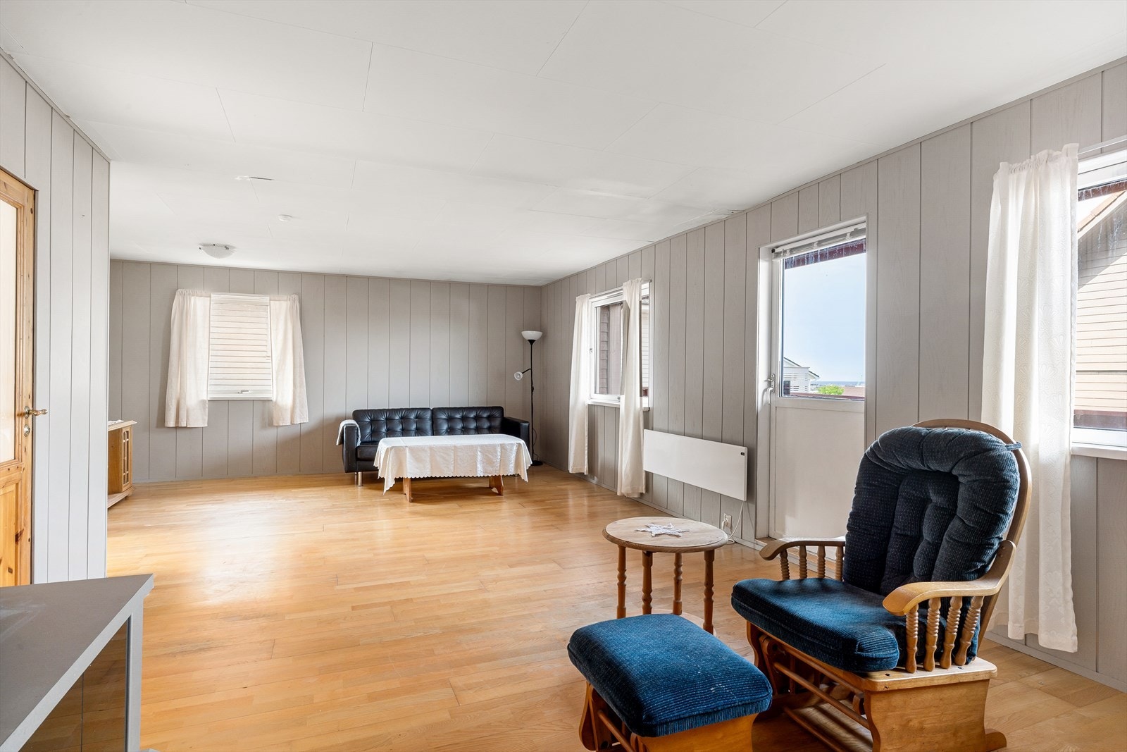 Stuen har god plass til både sofagruppe og øvrig møblement. Galleribilde
