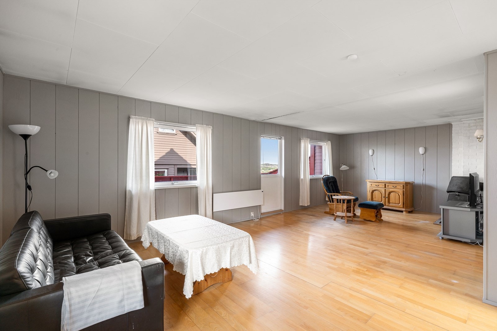 Store vindusflater gir godt med dagslys inn i oppholdsrommet. Galleribilde
