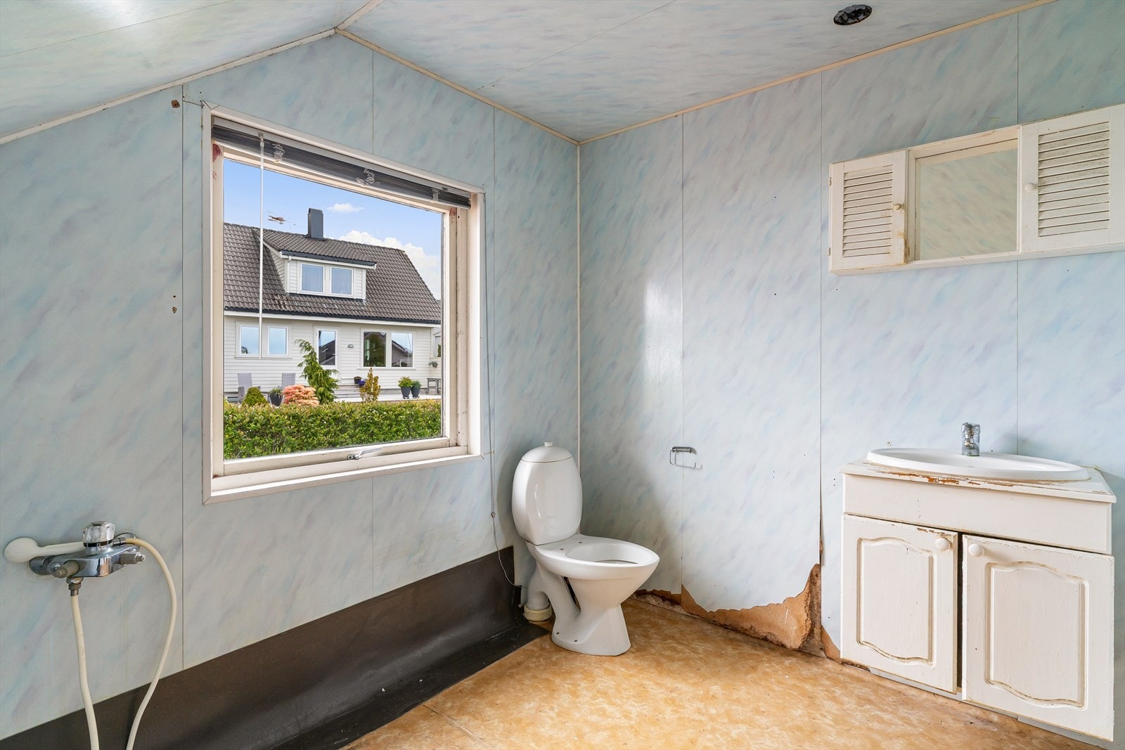 Badet på loftet må renoveres. Galleribilde