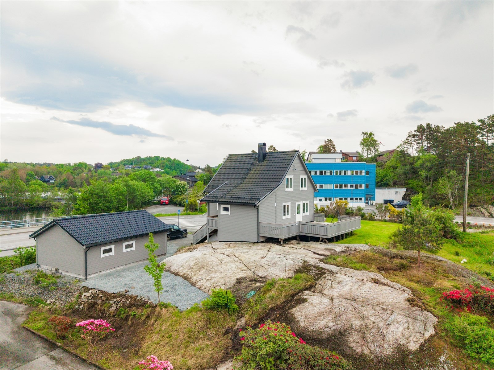 Området rundt Sagvågvegen byr på et mangfold av flotte turmuligheter for alle aldre og nivåer. Bare få minutter fra boligen finner du Nesskogen, et populært og lett tilgjengelig turområde ved Sætrevik med fine stier for turer i skogsterreng. Galleribilde