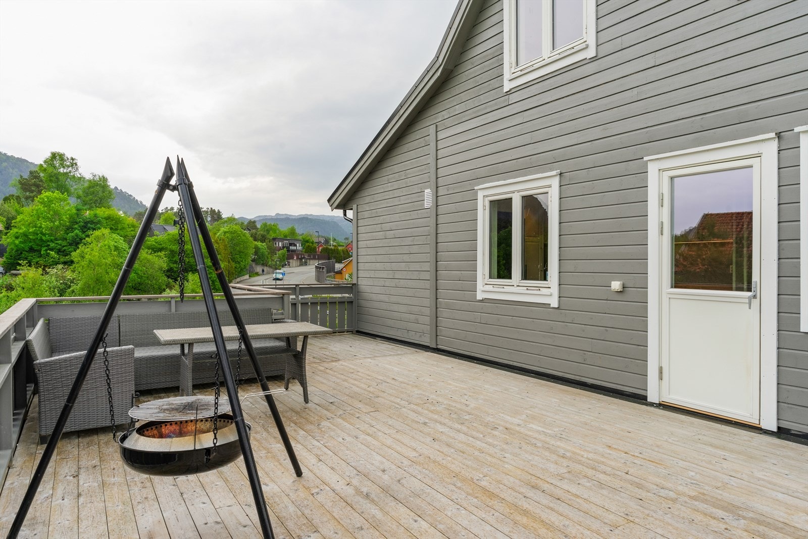 Terrassen måler ca. 38 m² og har god plass til utemøbler, grill og hyggelig beplantning Galleribilde